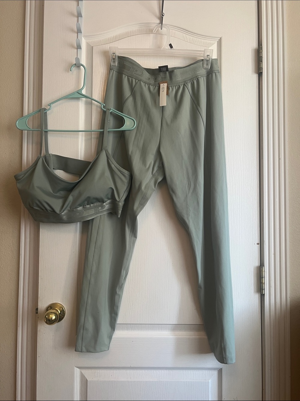 PINK vs High-Rise Active Leggings and Sports Bra Set - Sage Green